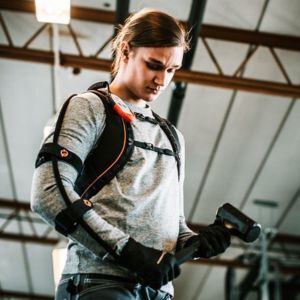 Vrouw aan het werk met Ironhand om fysieke belasting te voorkomen