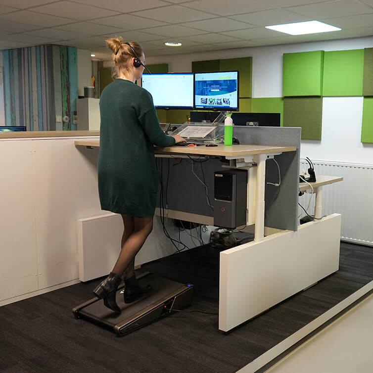 Ingerichte werkplek met loopband