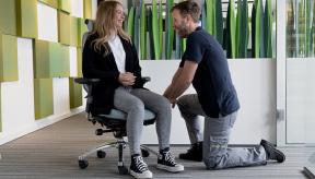 Hoe stel ik mijn bureaustoel goed in?