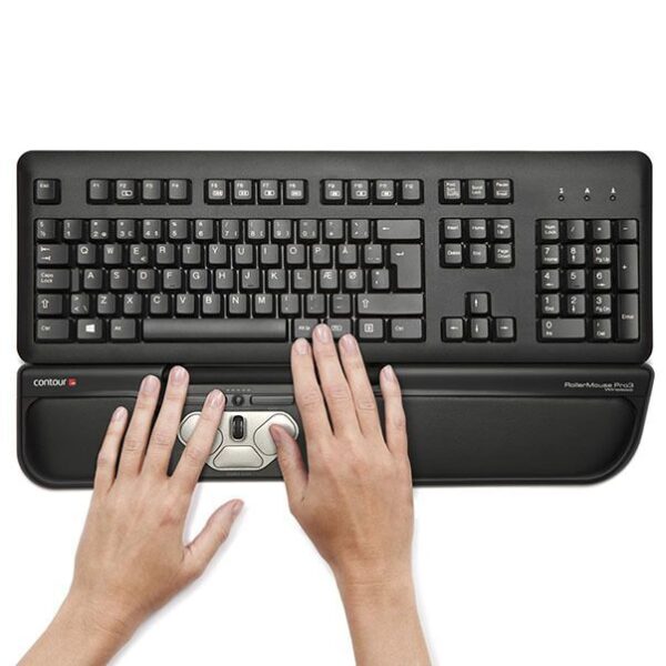 Gebruiker aan het werk bij een zit-sta bureau met RollerMouse